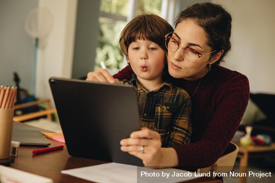 c5-np_Mother teaching son how to write on digital tablet_43qpP0_free