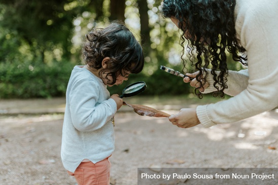 c9-np_Little girl looking at leaf with magnifying glass_5aW6db_free